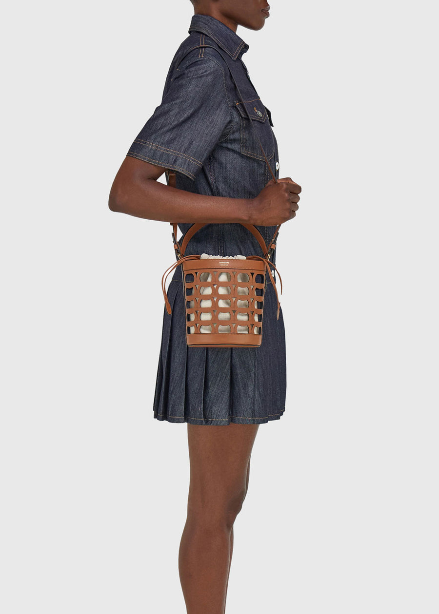 Ferragamo Bolso cubo Gancini FRG-220970