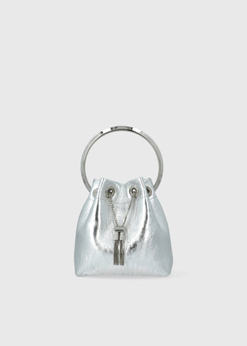 Jimmy Choo Bon Bon, Jimmy Choo México, bolso Jimmy Choo edición limitada, luxury bucket bag, bolso metálico plateado, Jimmy Choo Bon Bon silver, bolso de lujo para noche, bolso con asa metálica, Jimmy Choo Private Edition, edición aniversario GRAN VIA, diseñador de lujo en México, handcrafted in Italy, evening luxury bag, crystal luxury accessories.